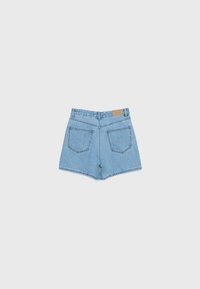 Shorts de mezclilla azul claro con una cintura alta, dos bolsillos traseros y un parche de cuero en la cintura con detalles de costura.