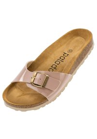 Rosa lackslide-sandal med ett guldspänne, korkfotbädd och texturerad brun sula. Slät ovandel och mjukt innerfoder för komfort.