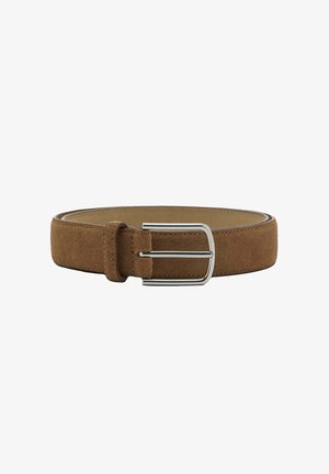 Bruine suède riem met een zilverkleurige rechthoekige metalen gesp en bijpassende lus, opgerold weergegeven op een witte achtergrond.