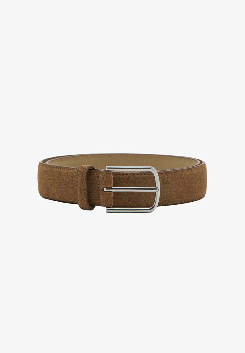 Ceinture en daim marron avec une boucle métallique rectangulaire argentée et un passant assorti, présentée enroulée sur un fond blanc.