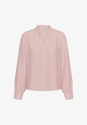 Bluza roz cu nasturi, guler cu volane, mâneci lungi și detalii verticale de textură. Are un decolteu în V și un material moale, ușor.