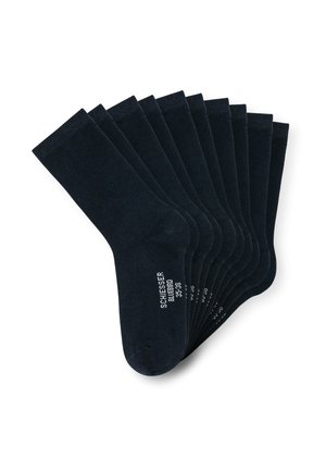 Neun Paar schwarze Crew-Socken ordentlich gestapelt, jede mit weißem Text, der Marke und Größe auf der Sohle angibt.
