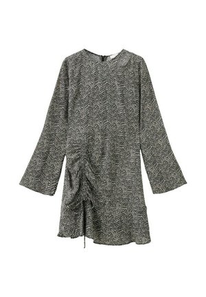 Čierno-biele šaty s dlhým rukávom so vzorom cikcak a s nazberaným detailom a nastaviteľnou šnúrkou na ľavej strane.