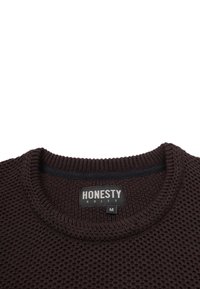Brauner Strickpullover mit strukturiertem Muster, runder Rippkragen und Etikett mit der Aufschrift "EHRLICHKEIT REGIERT" in Größe "M".