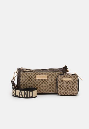 Brun mønstret crossbody-taske og matchende lille lynlåset møntpung med beige rem mærket "ISLAND" og guldfarvet hardware.