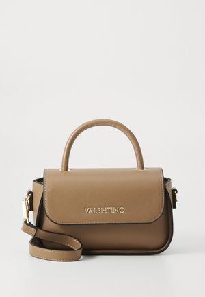Sac à main en cuir marron avec une poignée supérieure, une bandoulière réglable, un logo doré et des coutures contrastées, avec une forme rectangulaire structurée.