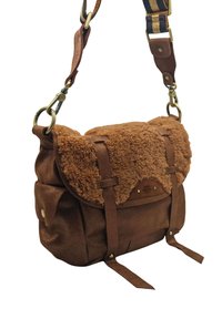 Sac en suède marron avec un rabat en shearling brun doux. Il dispose d'une bandoulière en cuir, de détails en métal doré et de boucles décoratives. Forme rectangulaire.