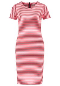 Röd och vit randig klänning med korta ärmar, åtsittande silhuett, rund halsringning och dragkedjedetalj bak. Slät tyg, knä-lång.