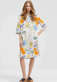 Bedrucktes Hemdkleid in leuchtenden Farben wie Orange und Blau, mit kurzen Ärmeln, Knöpfen und zwei seitlichen Taschen in lässiger Passform.