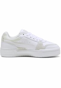 Baskets basses blanches avec fermeture à lacets, col rembourré, semelle texturée et détails cousus sur panneaux lisses et en suède.