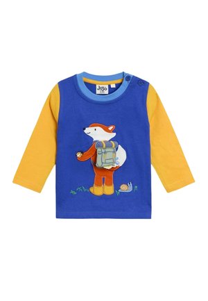 Langärmeliges Shirt mit blauem Körper und gelben Ärmeln, versehen mit einem gestickten Fuchsdesign, der einen Rucksack trägt, vor einer Grasfläche und einer Schnecke.
