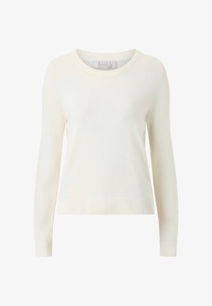 Crèmekleurige lange mouwen gebreide trui met een ronde halslijn en geribbelde manchetten en zoom, weergegeven op een witte achtergrond.