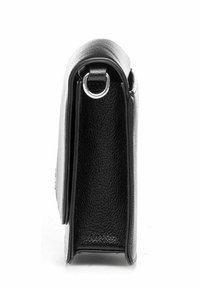 Czarna skórzana torebka o smukłym prostokątnym kształcie, gładkiej teksturze i srebrnym elemencie ozdobnym w formie pierścienia. Widok z boku podkreśla jej kompaktowy design.