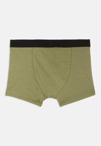 Boxers de algodão verde-oliva com uma cintura elástica preta, apresentando uma textura suave e detalhes de costura funcionais.