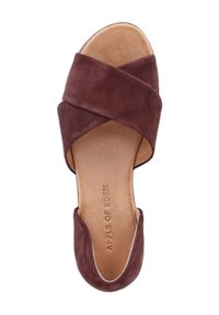 Mauve suède sandaal met een kruisbandontwerp, open teen en een natuurlijk leren inlegzool. Textuurzool voor grip. "APPLE OF EDEN" geperst aan de binnenkant.