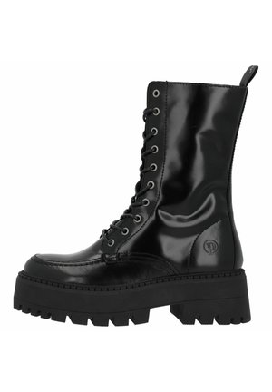 Schwarze glänzende Knöchelstiefel mit einer dicken schwarzen Plateausohle, Schnürverschluss, runder Spitze und rundem Logo-Detail an der Seite.