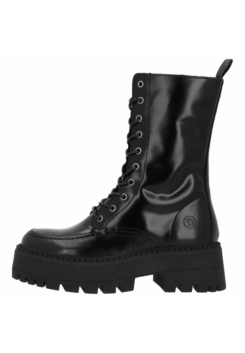 Czarne, błyszczące botki do kostki z grubą czarną podeszwą platformową, sznurowanym przodem, okrągłym noskiem oraz okrągłym logo po boku.