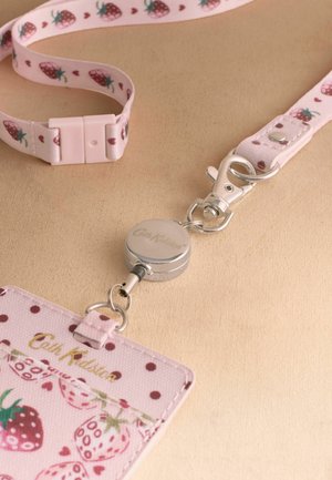 Růžový šňůrka s motivem jahod, stříbrné zatahovací pouzdro na odznak a odpovídající držák karty s motivem jahod se značkou Cath Kidston.