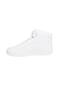 Sneakers alte realizzate in materiale sintetico bianco, dotate di lacci frontali, cinturino alla caviglia e suola in gomma testurizzata con una finitura liscia.