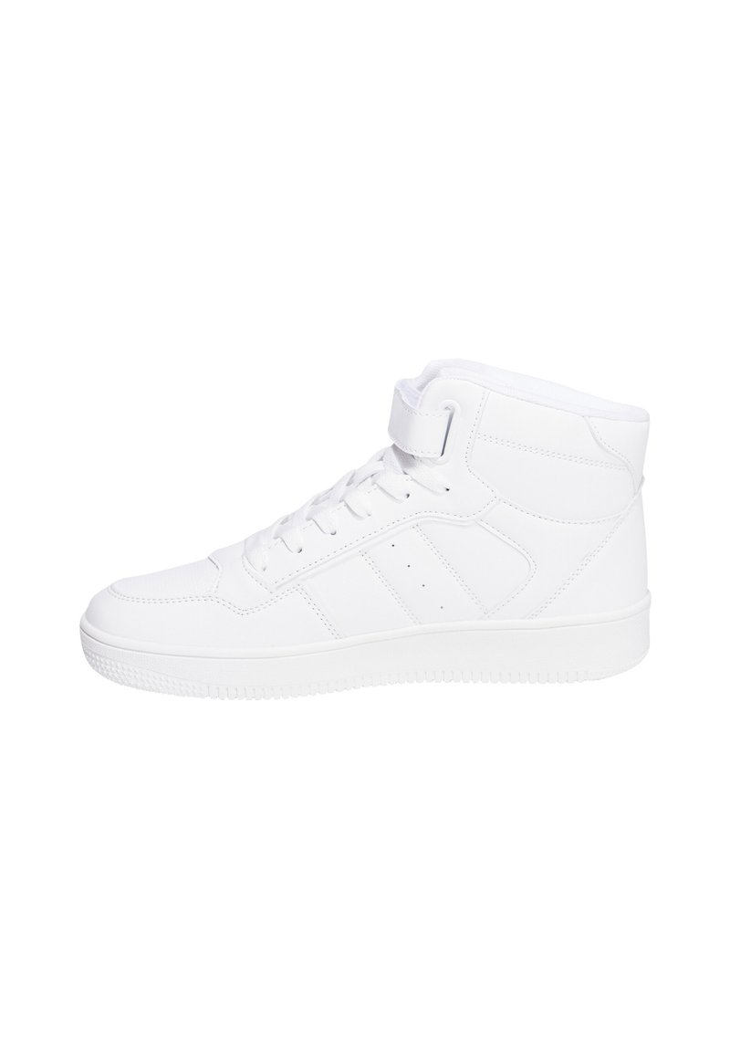Sneakers alte realizzate in materiale sintetico bianco, dotate di lacci frontali, cinturino alla caviglia e suola in gomma testurizzata con una finitura liscia.