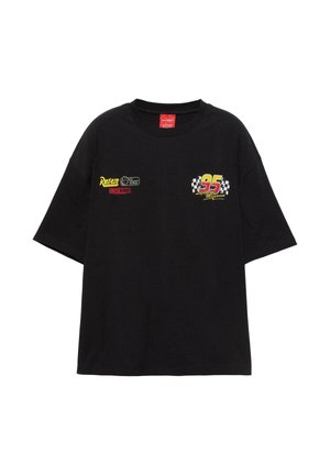 Czarny T-shirt z krótkim rękawem z motywami wyścigowymi, w tym numerem 95 z szachownicami i logo "Rust-eze" z przodu.