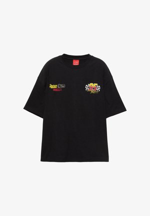 Czarny T-shirt z krótkim rękawem z motywami wyścigowymi, w tym numerem 95 z szachownicami i logo "Rust-eze" z przodu.