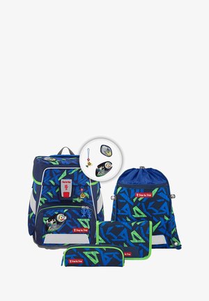 Rucksack-Set mit blauen und grünen geometrischen Mustern, umfasst einen Hauptrucksack, einen Zugbeutel, ein Federmäppchen und einen Schlüsselanhänger.