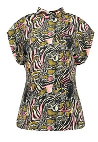 Haut à manches courtes avec un imprimé animal multicolore en noir, rose, jaune et blanc. Le tissu a une texture lisse et un col montant.