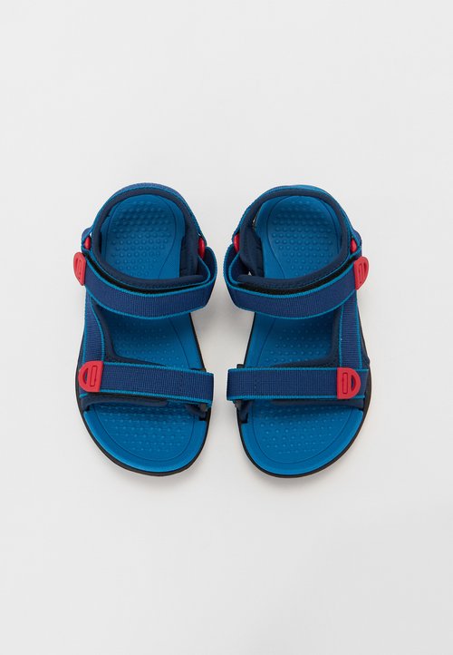 Sandale albastre cu bretele reglabile, tălpi texturate și accente roșii, fabricate din materiale sintetice, având un design cu talpă plată.