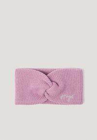 Diadema de punto acanalado rosa con un nudo torcido en la parte frontal y un pequeño logo bordado en blanco a un lado.