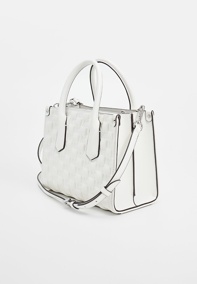 Weiße Tragetasche mit gewebter Struktur, ausgestattet mit zwei Griffen und einem abnehmbaren Schultergurt. Schwarze Akzente entlang der Kanten.