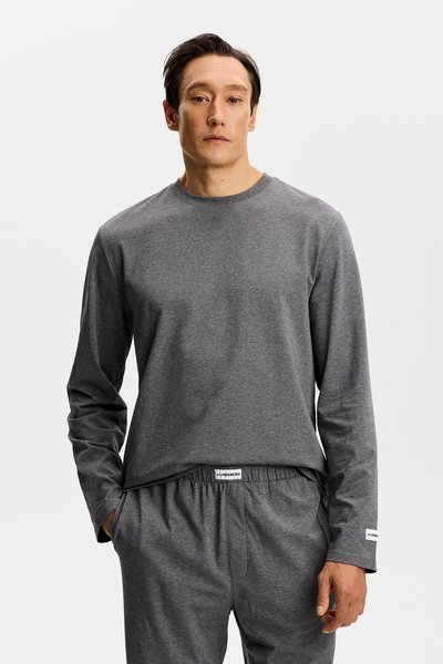 Szürke hosszú ujjú ing, puha anyagból készült, kerek nyakkivágással és laza szabással, hozzá illő szürke nadrággal, rugalmas derékpánttal.