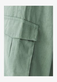 Vybrané, sage green