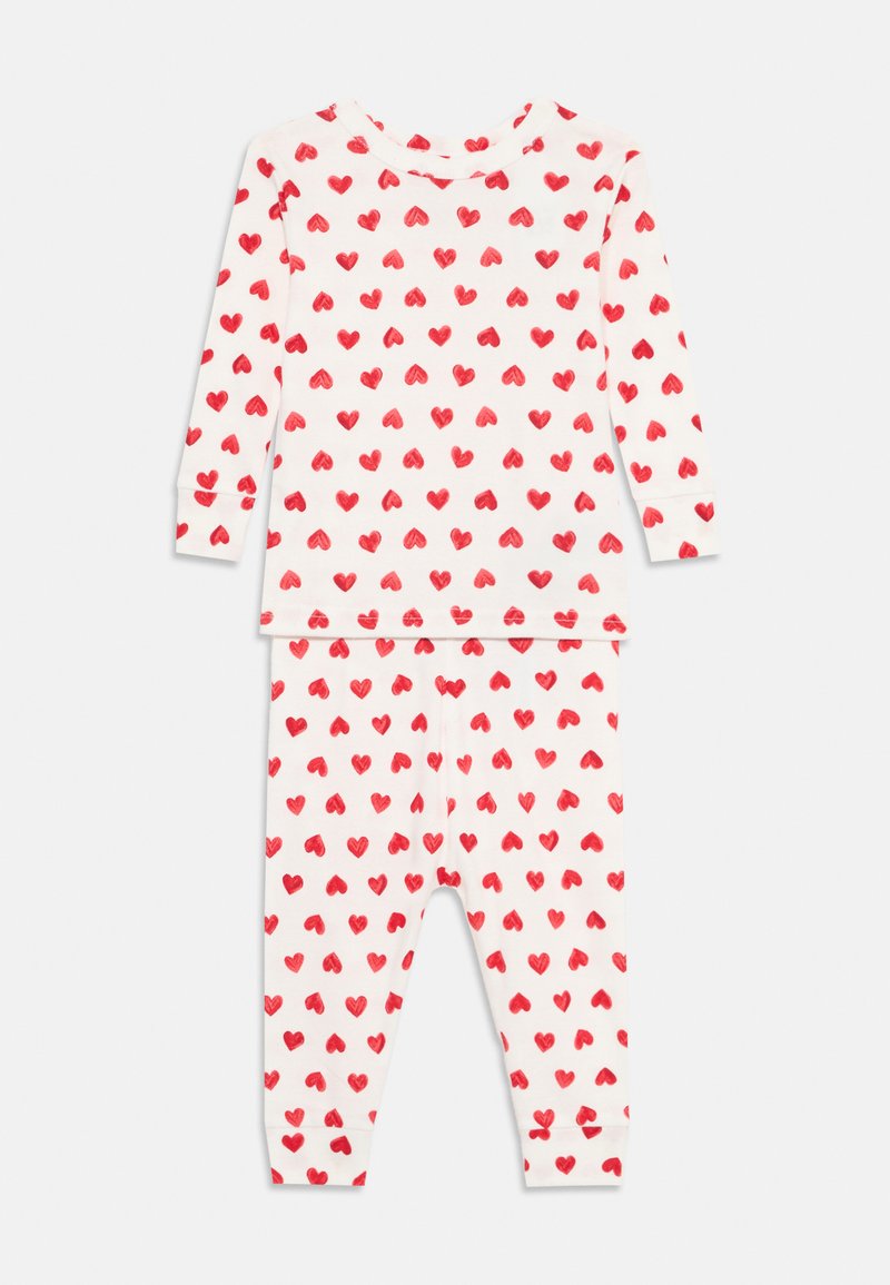 Weiße Baumwoll-Pyjamas mit langen Ärmeln und Hosen, die ein rotes Herzmuster aufweisen. Weicher Stoff und enganliegende Bündchen an den Ärmeln und Knöcheln.