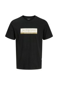 Schwarzes Baumwoll-T-Shirt mit einem rechteckigen weißen und goldenen Logo-Druck auf der Vorderseite, mit dem Text "JACK & JONES SINCE NINETEEN NINETY."