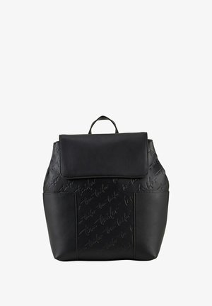 Czarny plecak wykonany z teksturowanej sztucznej skóry z tłoczonym logo. Posiada sztywny kształt, górny uchwyt oraz zapięcie na klapkę.