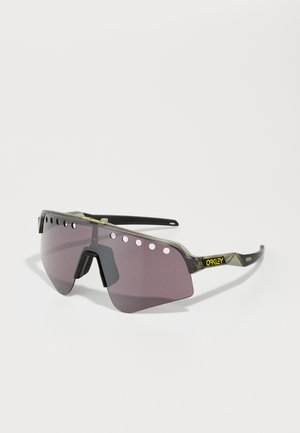 Lunettes de soleil avec un design large et angulaire et des verres gris-violet. Comprend une monture transparente, plusieurs trous de ventilation et un accent de logo.
