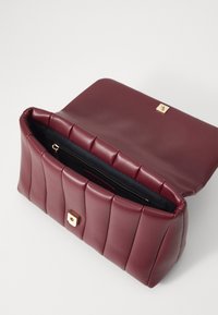 Tommy Hilfiger GRACE MED CROSSOVER - Rokassoma - deep rouge