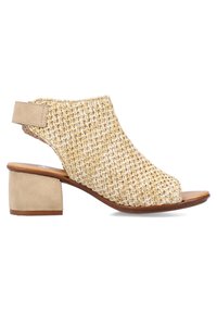 Sandale beige tissée à bout ouvert avec talon bloc et bride arrière réglable sur fond blanc.