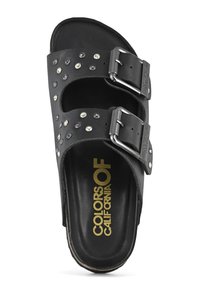 Infradito neri con due fibbie in metallo e dettagli a borchie tonde. Presenta una soletta testurizzata e una suola in gomma per una migliore aderenza.