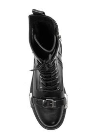 Czarne skórzane botki za kostkę z sznurówkami z przodu, zamkiem błyskawicznym z boku oraz metalowym zapięciem. Teksturowana podeszwa i wyściełane wnętrze dla komfortu.