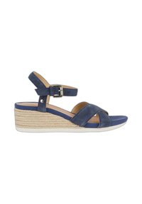 Sandalias de cuña azul de ante con tiras cruzadas y cierre de hebilla, con una plantilla de estilo yute trenzado y una suela de goma plana.