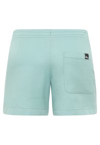 Helle blaue Shorts aus glattem Stoff, mit einer Gesäßtasche mit Etikett, einfachem Design und geradem Saum.
