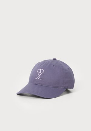 Lila bomull baseballkeps med en böjd skärm, prydd med en rosa hjärta och korsade linjer logotyp på framsidan. Justerbar rem på baksidan.