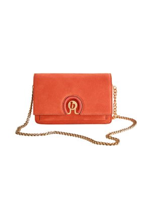 Orange Wildleder-Umhängetasche mit goldfarbigem Kettenriemen und goldenem Logo auf der vorderen Klappe.