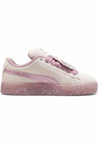 Lichtroze sneaker met een gladde suède afwerking, voorzien van een glanzende roze zool, getextureerde roze accenten en een bloemenlabel op de tong.