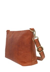 Bruine leren crossbody tas met een gladde textuur, rechthoekige vorm en een verstelbare band met een messing sluiting.
