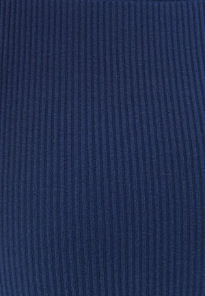 Dunkelblaues gestreiftes Material mit vertikalen Streifen, das eine weiche Textur und ein gleichmäßiges Muster aufweist.