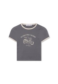 Szara bawełniana koszulka z krótkim rękawem, z kremowym wykończeniem przy dekolcie i rękawach, z grafiką motocykla oraz tekstem nadrukowanym na ekranie.