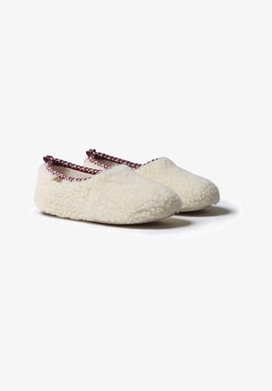 Kremo spalvos vilnonės šlepetės su tekstūruota paviršiumi ir lanksčia konstrukcija. Yra raštuota bordo ir baltos spalvos apdaila palei atidarymą.